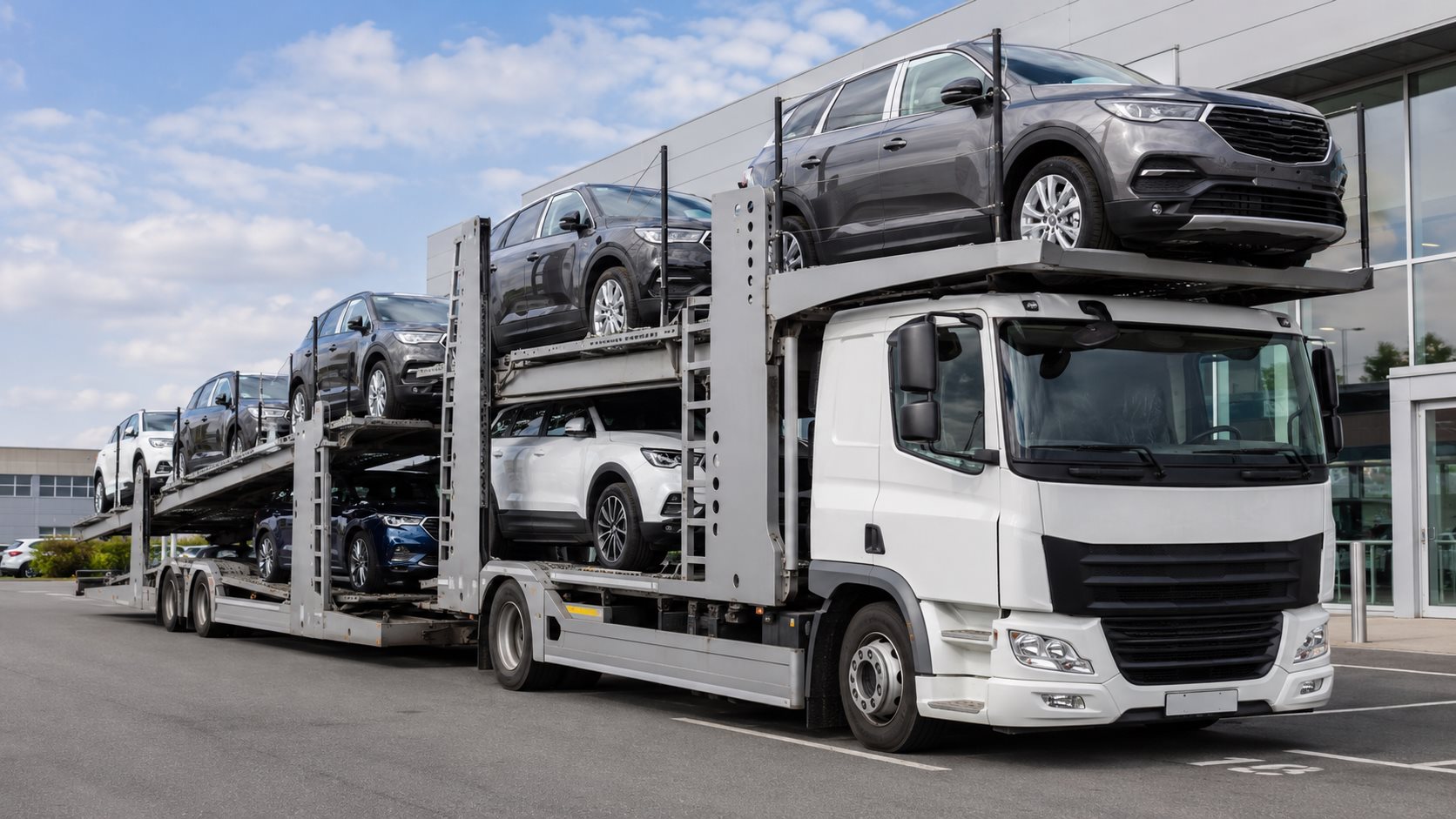 Biltransporter med to etager fuldt lastet med biler