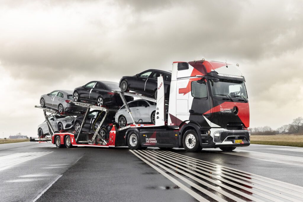 Biltransporter fuldt lastet med biler – Makure-Transport